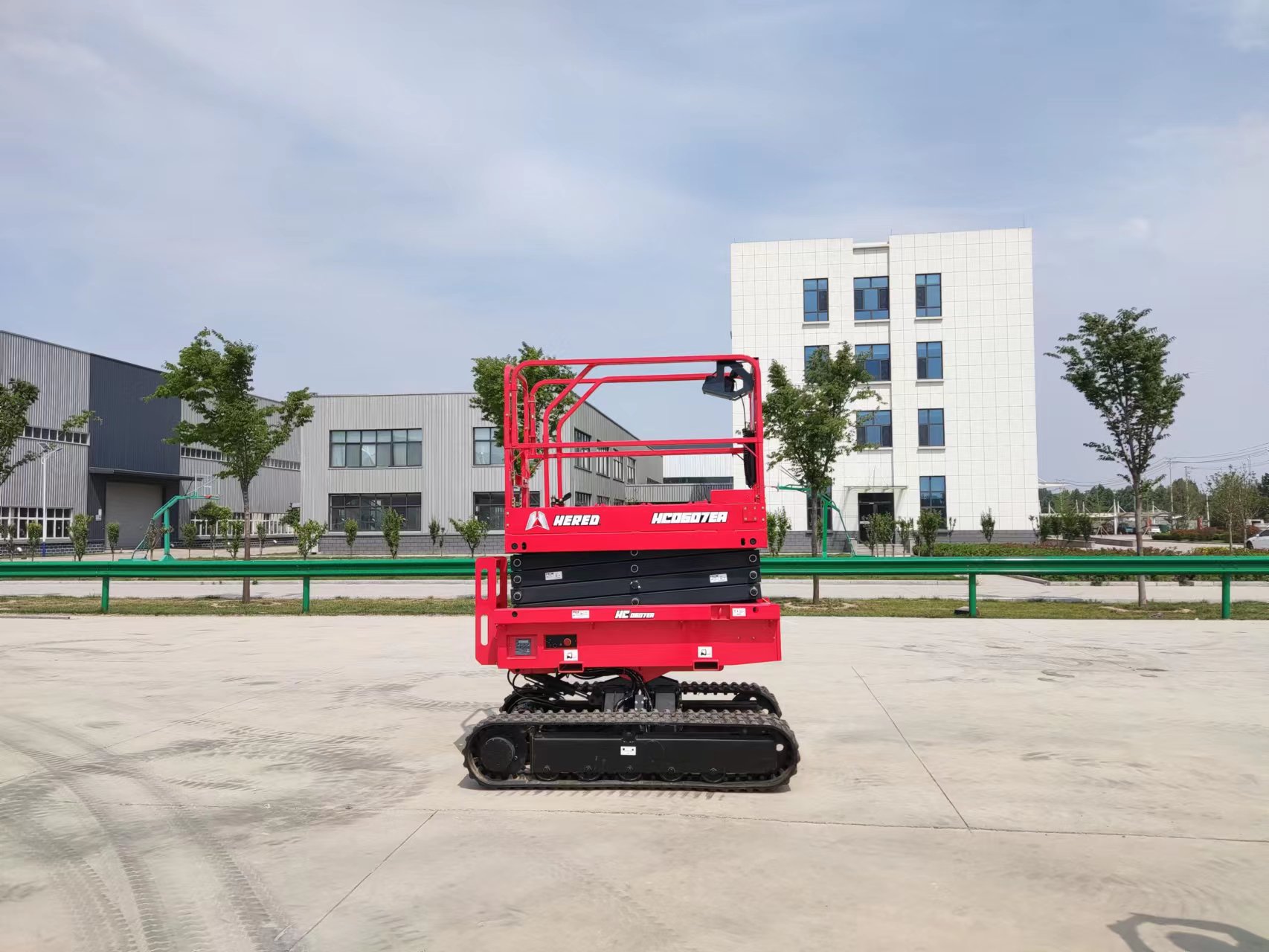 Red HERED HC0607EA (Copy) crawler scissor lift outdoors
